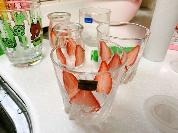 剩下的草莓切薄片，貼在布丁杯內壁作裝飾用。