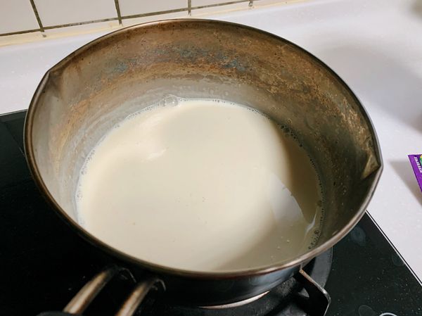 鮮奶油煮至溫熱，加入砂糖和吉利丁粉攪拌至沒有顆粒。