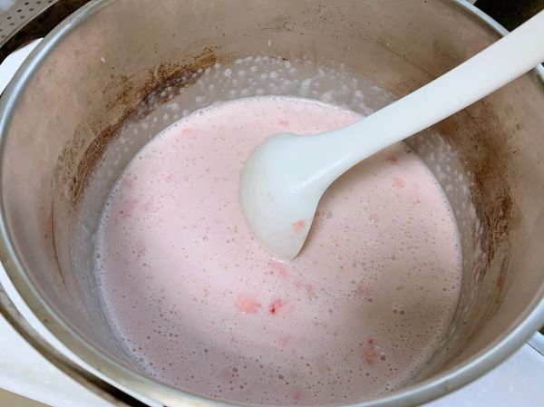 待鮮奶油放涼後，倒入草莓牛奶，攪拌均勻。