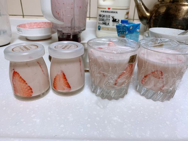 攪拌均勻後將草莓牛奶過篩，篩走顆粒和泡沫（這樣可讓布丁更滑），然後倒入布丁杯。