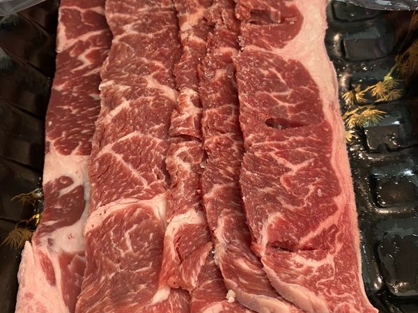 牛肉烤片退冰後撒上鹽巴跟黑胡椒粒