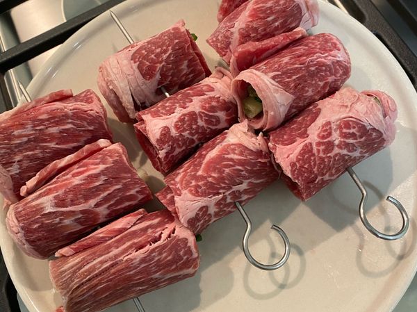 加入蔥段，捲起來放置鐵架上