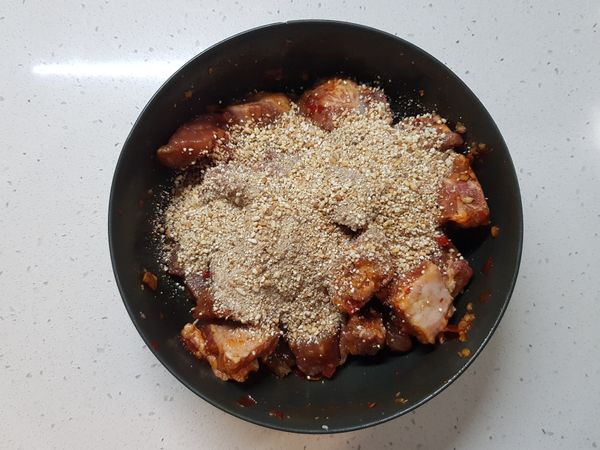 豬小排醃好後，加入蒸肉粉。