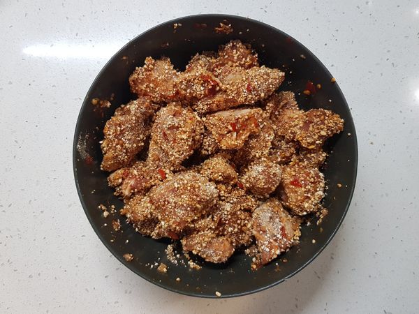 將蒸肉粉和豬小排抓勻，讓豬小排表面均勻沾上蒸肉粉。

靜置30分鐘，讓蒸肉粉濕潤。