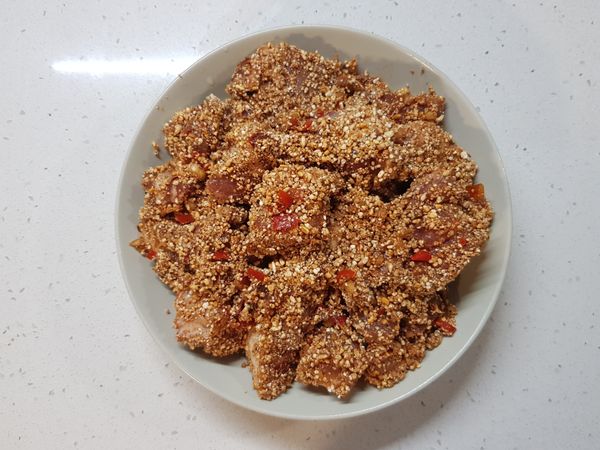 將裹好蒸肉粉平均鋪在馬鈴薯上。