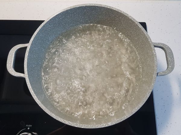 煮一大鍋滾水。