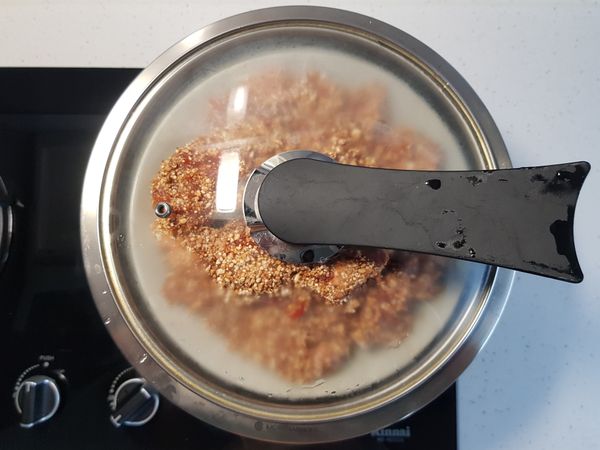 將鋪滿豬小排的蒸盤放入蒸籠，用中大火蒸1小時