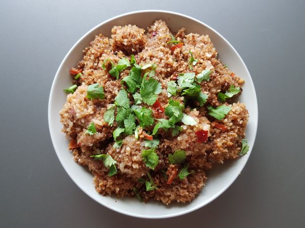 蒸好後，撒上香菜碎，即可食用。