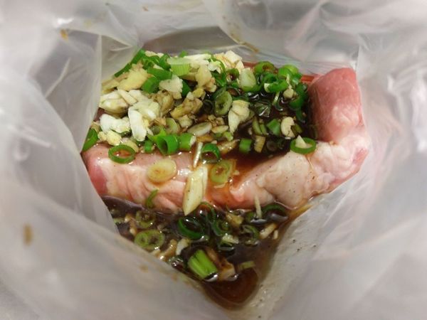 前一晚，將胛心肉用辛香料、調味料先醃漬入味，豬肉可以用叉子先將豬肉整塊都叉一叉，可以加速入味