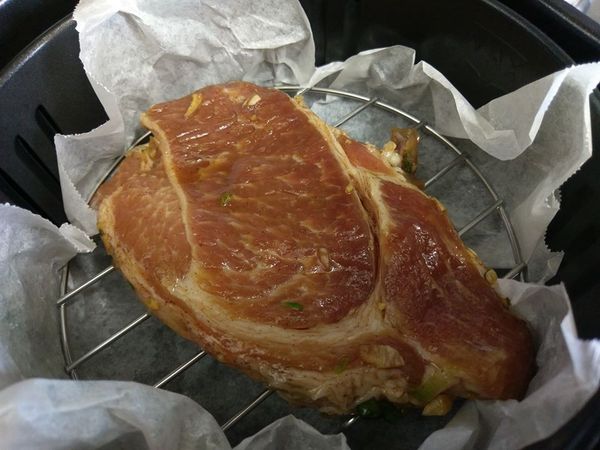 隔天將肉從塑膠袋中取出，放進氣炸鍋中，以185度10分鐘進行烘烤，要翻面，直到烤熟