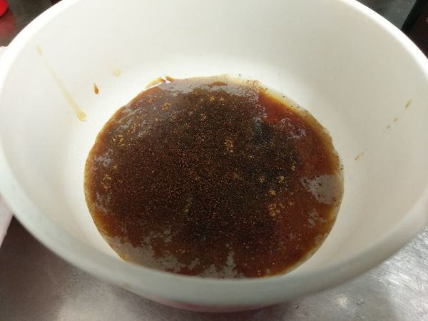 醃漬的醬料要留下來，烤肉的過程中也要再塗抹醬料，增味保濕