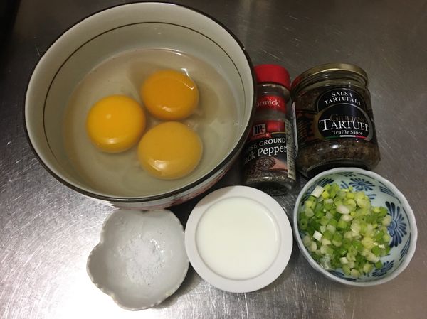 準備好食材。
蔥洗凈，切朱。