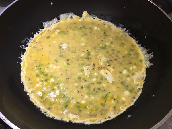 熱鍋子放入少許橄欖油燒熱，再次放入步驟2的混合蛋液。