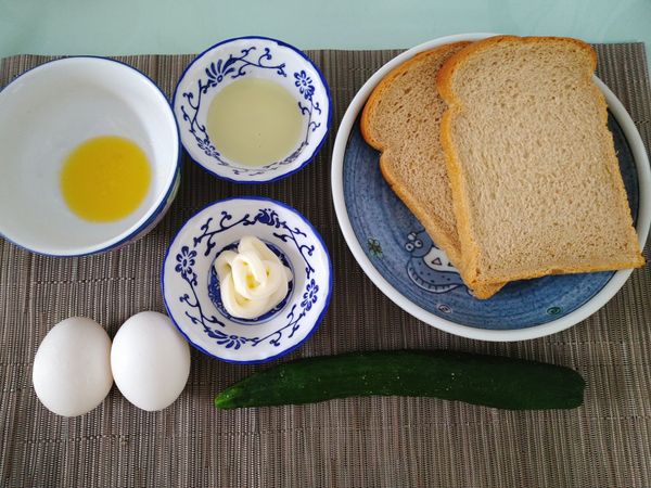 兩顆雞蛋、半根小黃瓜的量，可作4片土司(兩份)。