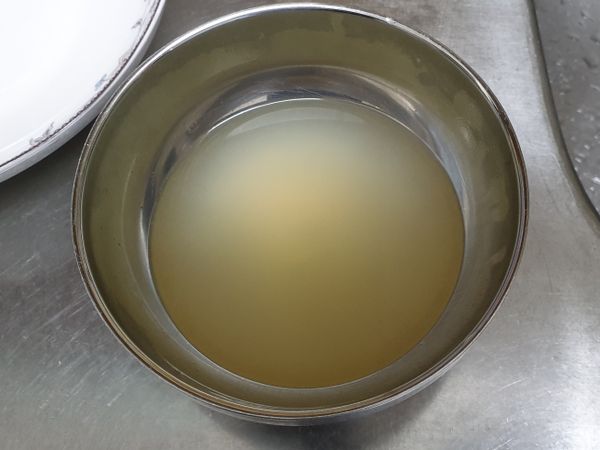 可以將蒸好的洋蔥和蘋果壓一壓將水擠出喔～
約有300cc洋蔥蘋果水
