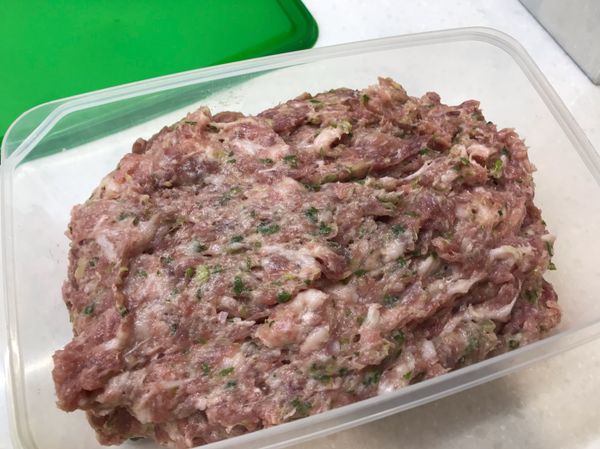 觀察絞肉是否已呈現牽絲或是起毛邊的狀態，這樣就代表有出筋性囉，完成的肉餡以保鮮膜封好放入冷藏室至少30分鐘，讓味道充分融合。