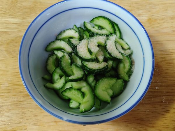 將小黃瓜切成薄片、灑上少許鹽抓醃一下殺青。