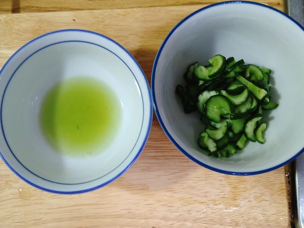 小黃瓜出水後、將小黃瓜撈起擰乾水份，再拌入少許美乃滋備用；依個人口味、若覺太鹹可過冷開水、再擰乾水份。