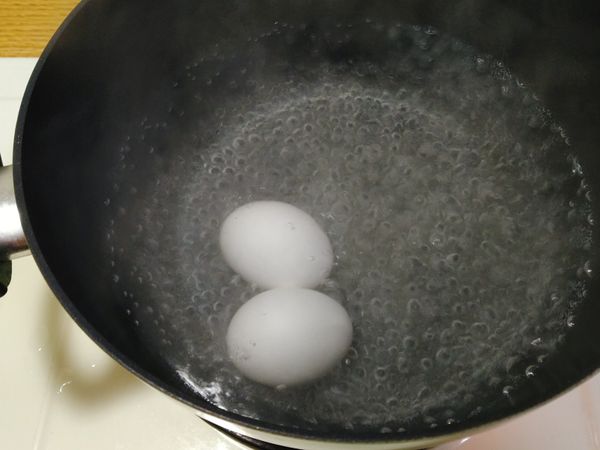 水滾後、冰箱拿出的冷藏蛋、未回室溫，入鍋煮7分鐘，撈起再放入冷水中沖涼。