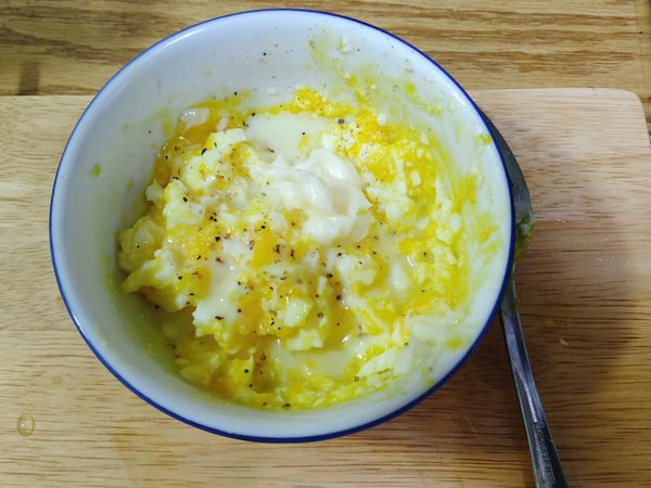 將蛋用叉子壓碎、加入黑胡椒、美乃滋、煉乳少許拌勻。