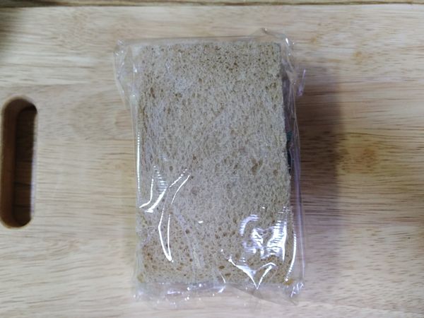 用保鮮膜包覆吐司、再對切即完成；若有時間、可置於冷藏一小時定型。