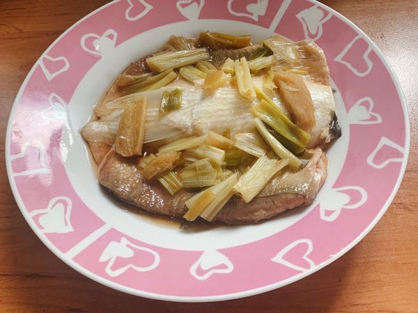 蝨目魚肚洗乾淨擦乾
蔥、薑切片舖在魚肚的上面，淋些日式醬油放電鍋蒸
一杯水即可蒸熟