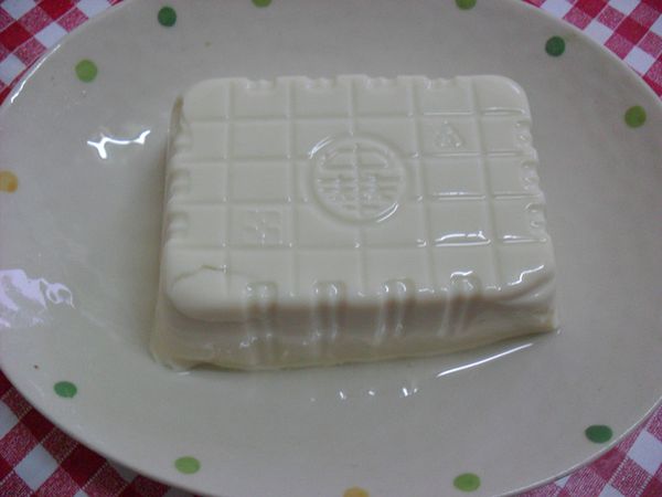 盒裝豆腐擺好。