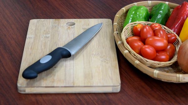 備料，將小番茄切成薄片、洋蔥切丁、青椒甜椒切塊。