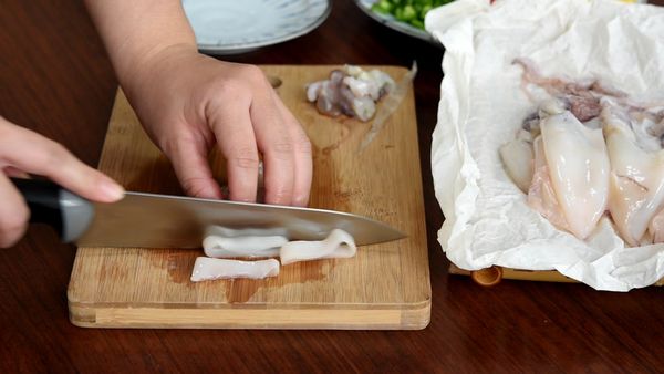 備料，小卷清理內臟嘴巴，切成圈。