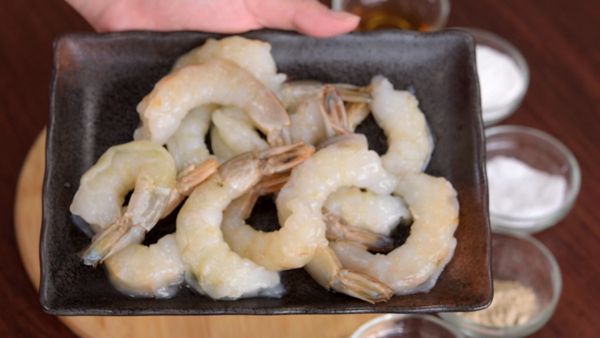 鳳尾海蝦仁去沙腸後準備醃漬。