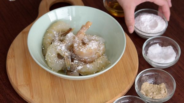 醃料：米酒、白胡椒1匙、鹽1匙、地瓜粉1匙、香油5ml，海蝦仁和醃料攪勻後備用。