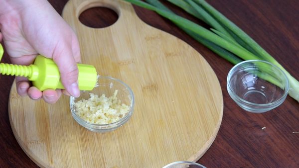 備料：蒜末、蔥末。