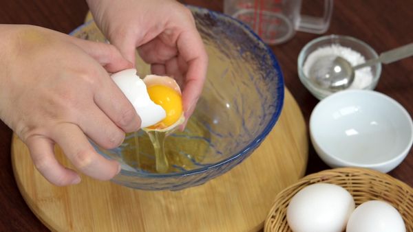 炒料：蛋白3顆、鮮奶200ml、地瓜粉300ml、鹽5ml、雞粉5ml、糖5ml ，拌勻備著。