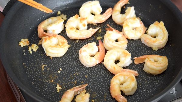 熱鍋後下油爆香蒜末，放入海蝦仁炒熟，就可以起鍋備著。