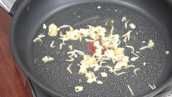 熱鍋下油爆香蒜末，放入赤尾青蝦乾30ml（一般的蝦皮也可以）。