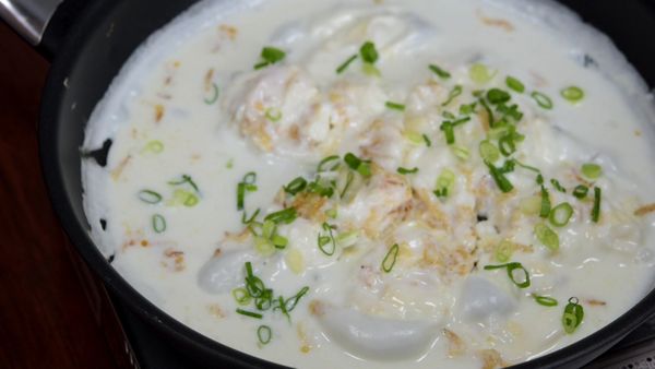 倒入拌料加入蔥末，炒至半凝固起鍋。