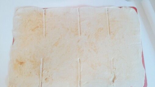 將麵皮切6刀 (如圖)。將右上角的麵團往中心折，右下角的麵糰也往中心折。將摺疊好的麵糰向左邊中心折疊，重複先前的折疊步驟。最後，將收口捏緊。將麵團桿成2~3公分厚。於表面抹上一層水，撒上黑芝麻，發酵20分鐘。