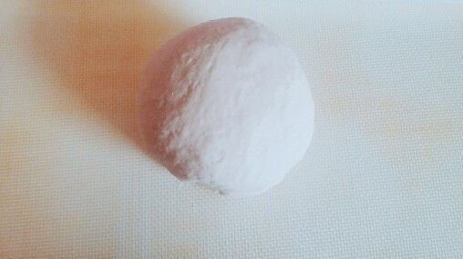 將[麵團]中的所有材料攪拌均勻，揉成均勻的麵團。醒置5分鐘。