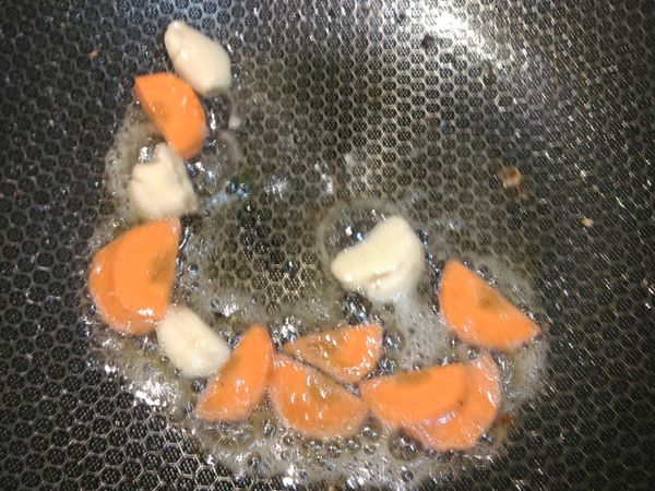 放油熱過
蒜頭拍扁爆香
紅蘿蔔數片對半切下鍋