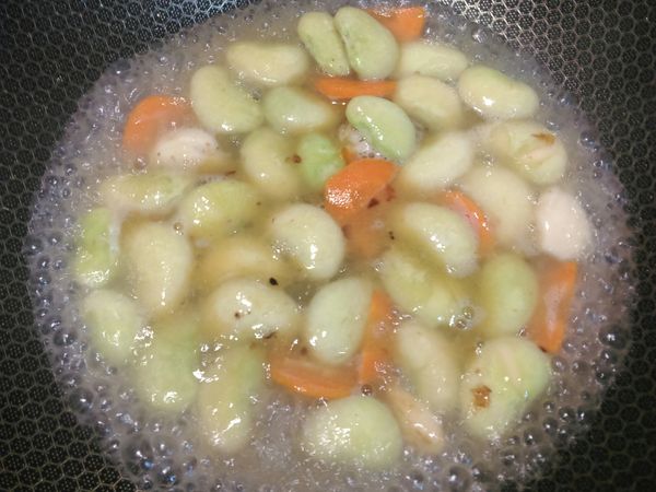 皇帝豆洗淨下鍋拌炒
先加半碗水滾熟
些許鹽巴