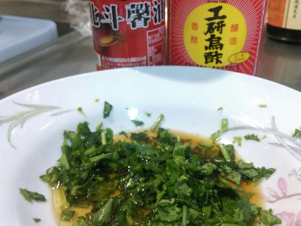 將調味料倒置盤中
烏醋少許 
香油少許
香菜碎 一束