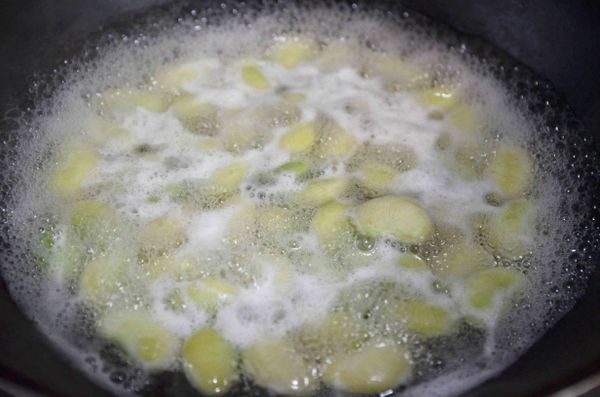 黃豆豆放水煮熟