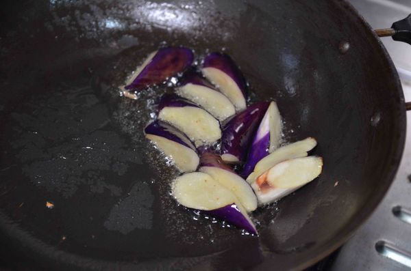 茄子半煎炸熟