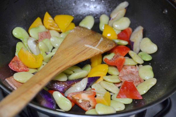 鍋中放油，將薑爆香，再放培根炒香後，放彩椒、茄子、鹽、白胡椒粉炒至熟即可