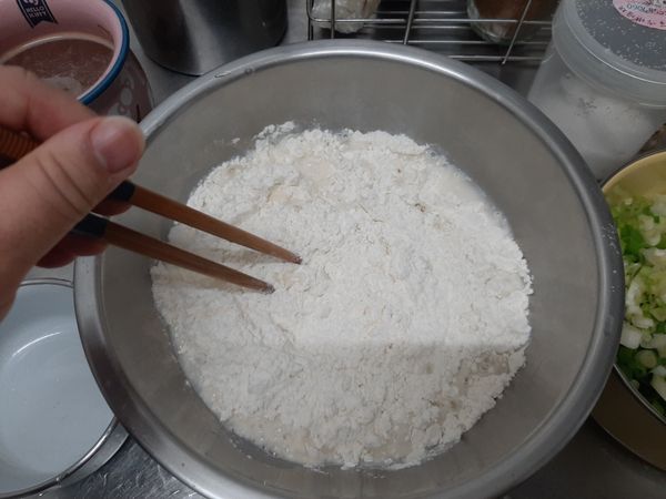 麵粉倒入盆中，加入一杯滾水
用筷子攪成絮狀