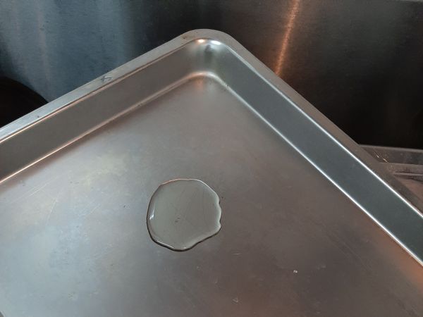 找一個常盤，盤底抹油，等等要放做好的餅