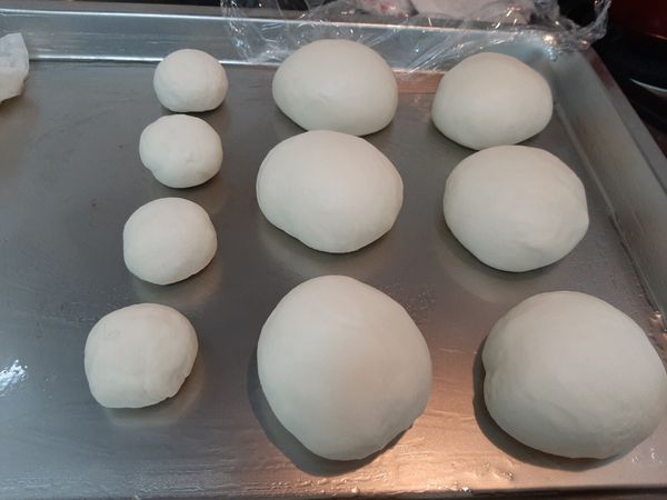 發酵後的麵糰為700克，分為六個劑子100克的劑子，四個25克的劑子。
每個都揉圓收口再下方，備用。