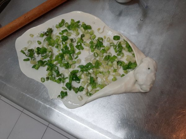 兩側麵皮對拉
目的在於讓蔥花可以固定，捲的比較紮實