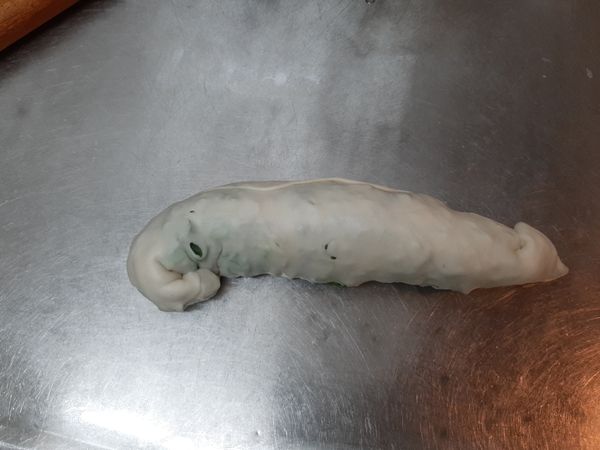 捲完後表面塗油，收口往內捲成蝸牛狀