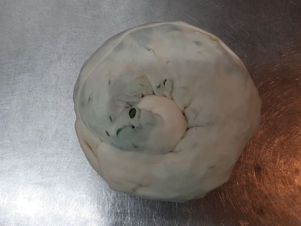 成蝸牛狀後稍微下壓，注意不要弄破麵皮
完成品一個160克